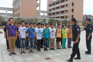宜春市宜阳学校2012秋季军训磨炼学生意志