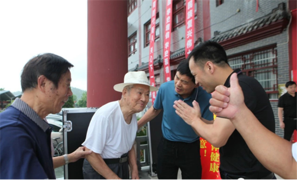 老少牵手跟党走 笔墨抒情颂党恩1138.png